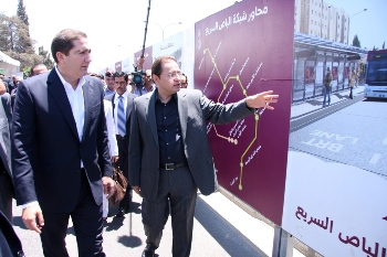 رئيس الوزراء يضع حجر الاساس لمشروعي "الباص السريع" وتطوير ساحة الملك فيصل